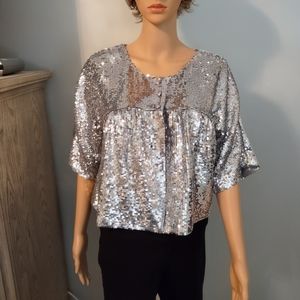 💋💞 Silver Sequin Top. Perfect for a night out!  By Karen Kane. Like New.